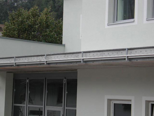 Terrassenabdichtung mit Entwässerung und Geländeranschluss kombiniert