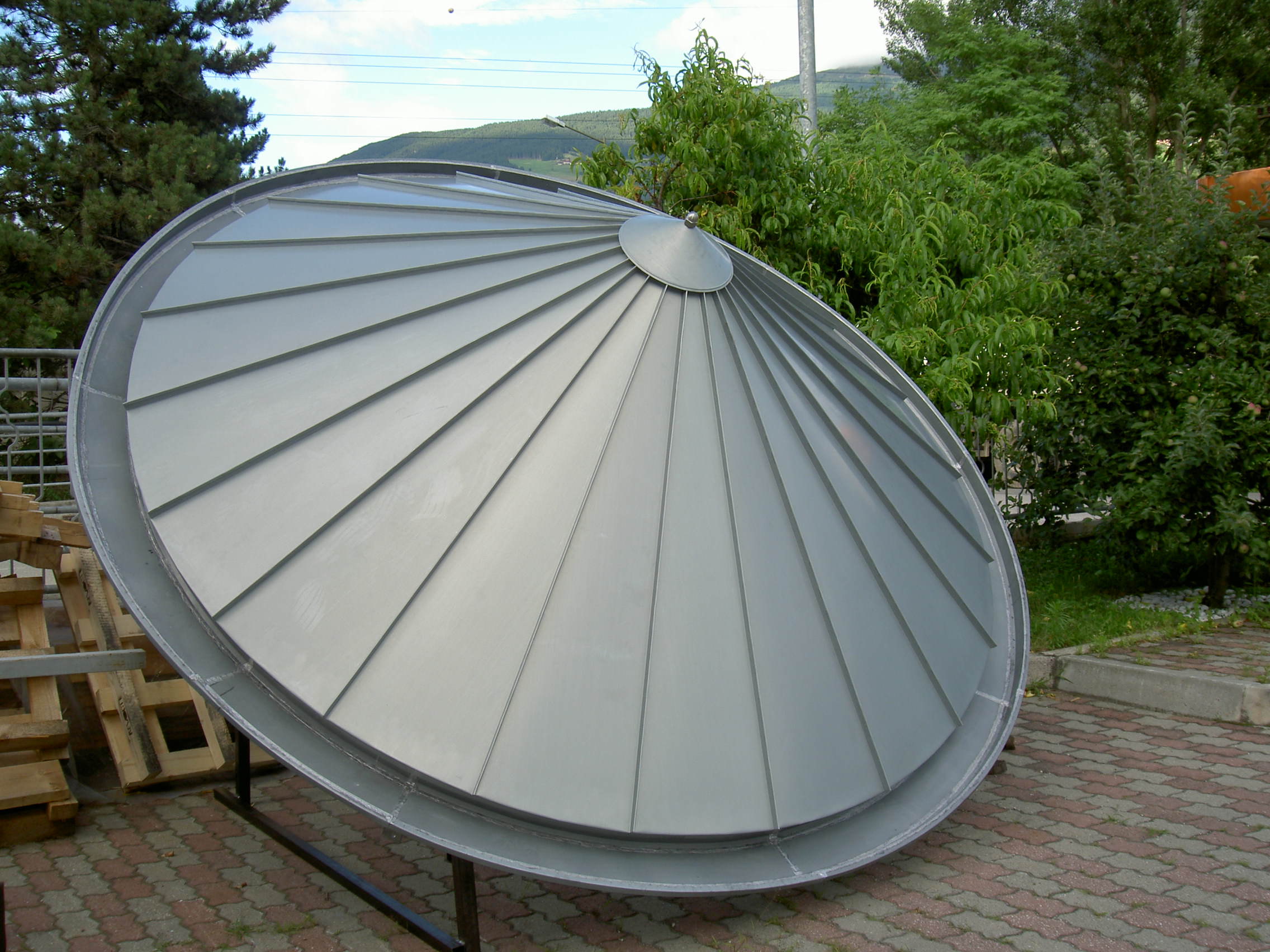 Costruzione tetto in acciaio con copertura in zinco produzione-fornitura-montaggio .