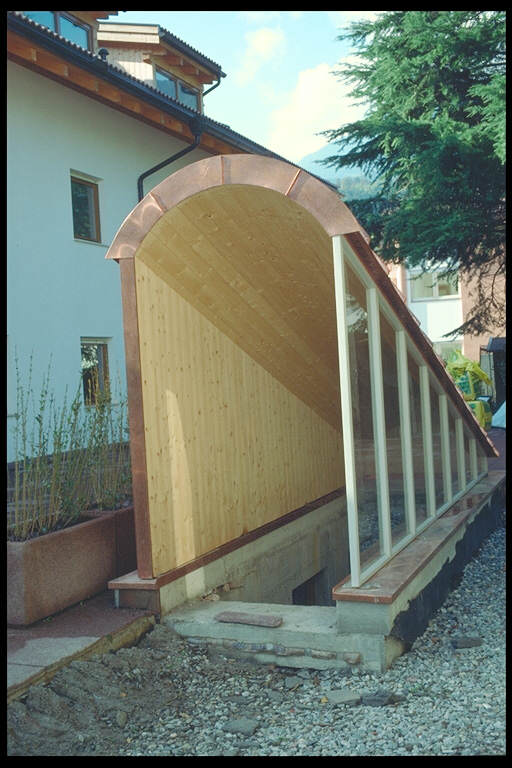 Stahlkonstruktion mit Glaswand und Kupfereindeckung in Doppelstehfalzsystem rund für den Garageneingang
