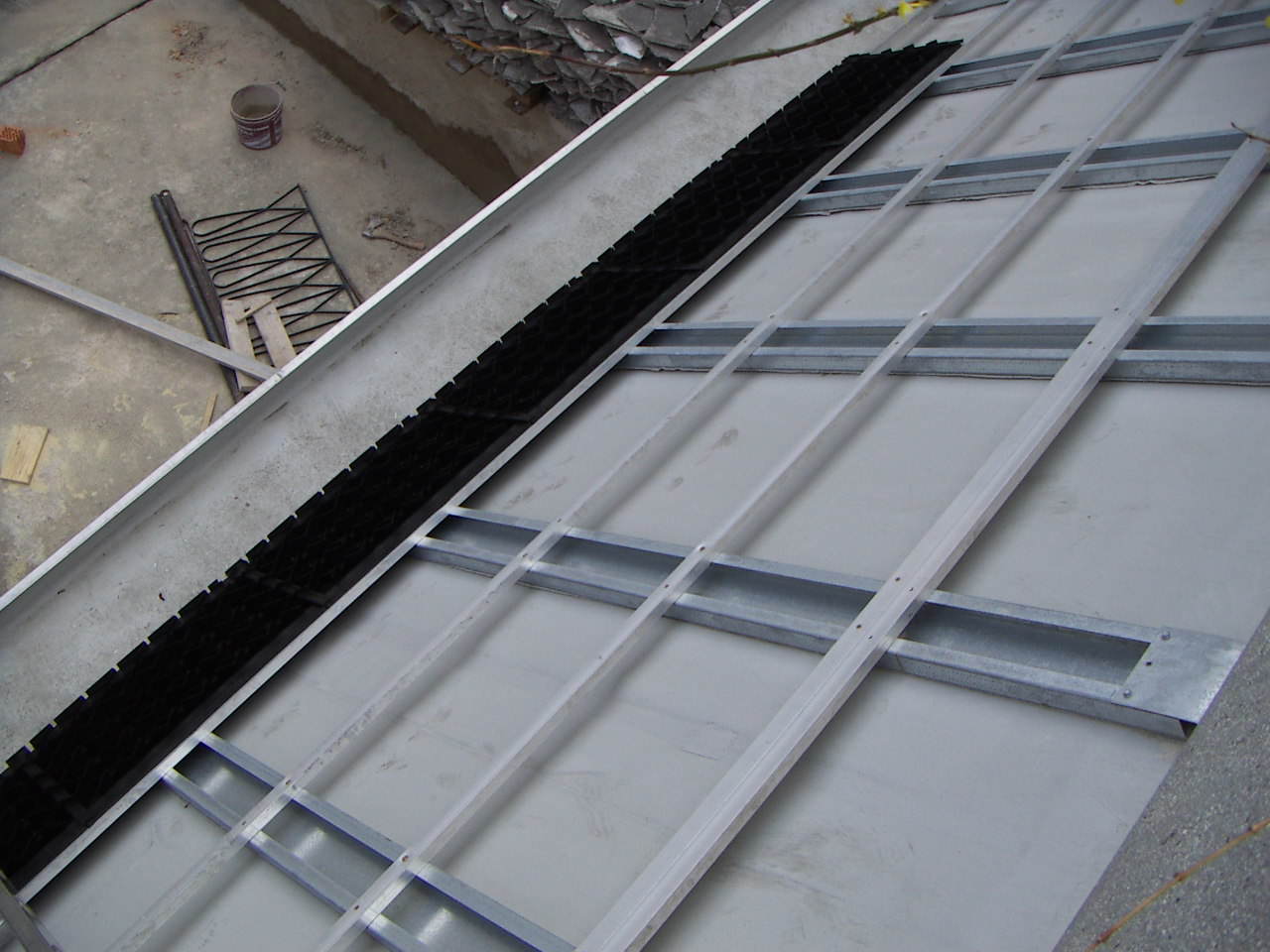 Unterkonstruktion in Stahl verzinkt, Raster für die Gründachunterkonstruktion 