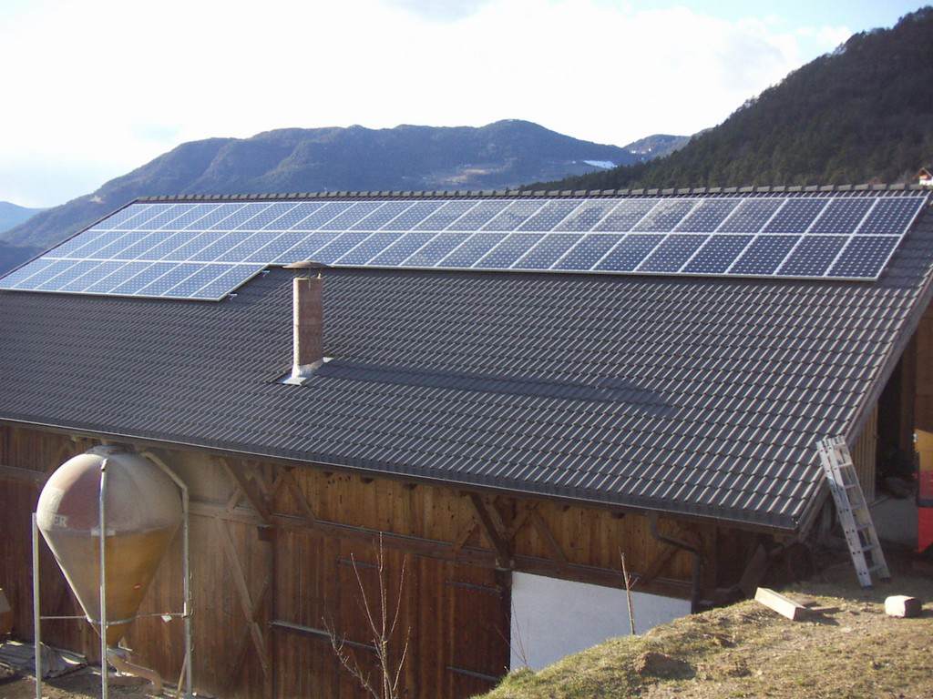 fertig montierte Unterkonstruktion für Photovoltaik auf Holzkonstruktion mit Betondachziegeleindeckung 