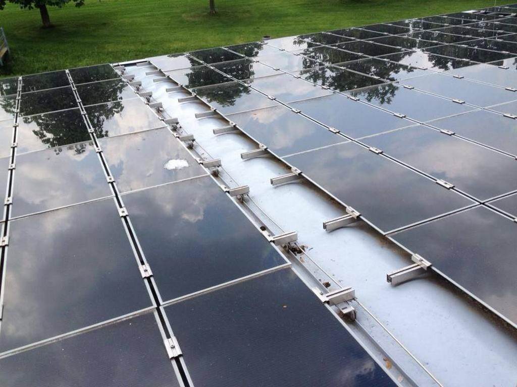 I sistemi di fissaggio di scarsa qualita per la sottocostruzione del fotovoltaico rovinano la copertura a doppia aggraffatura Con i nostri sistemi di fissaggio certificati questo non sarebbe successo