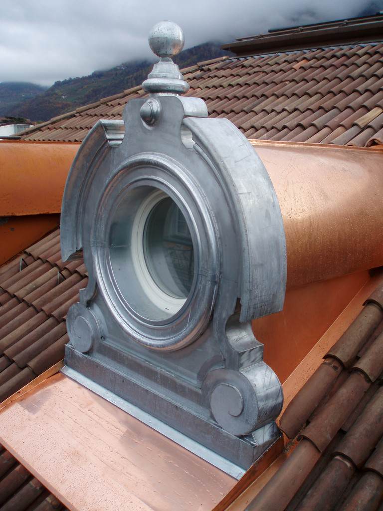Dachfensterverkleidung Typ Ochsenauge in Zink mit Kupfereindeckung