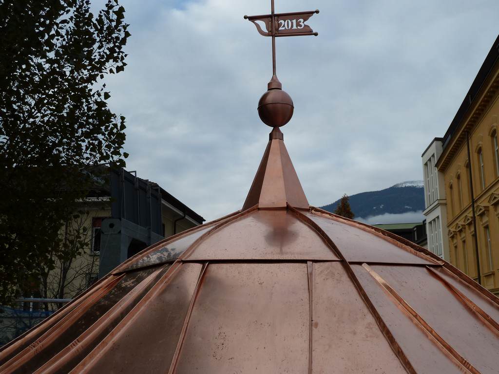 Neueindeckung der sechseckigen Dachkuppel mit Dachspitze in Kupfer