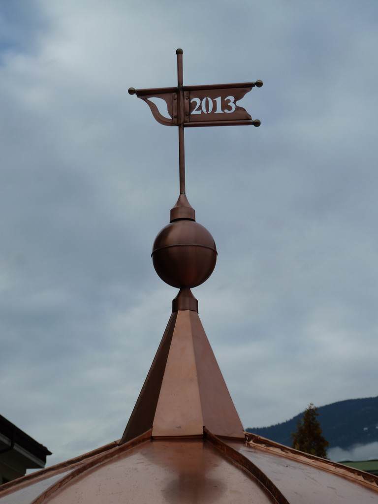 Dachspitze mit Windfahne und Jahreszahl in Kupfer satiniert und lackiert mit UV-Schutz