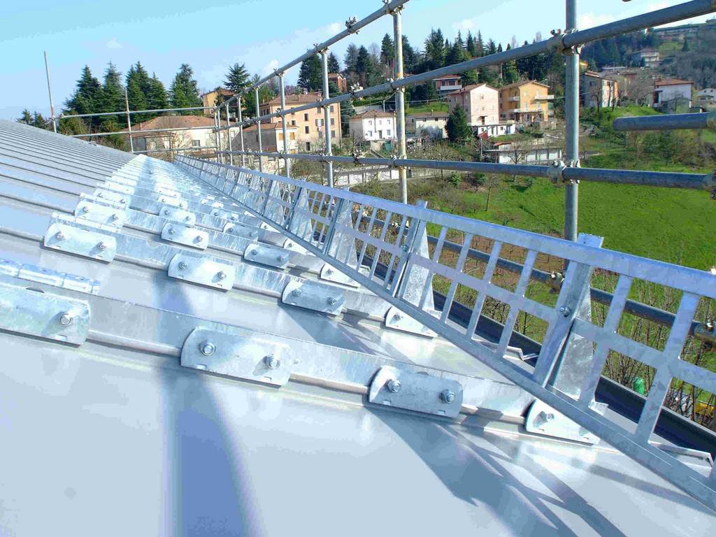 Photovoltaik Schneeschutz vormontiert für die Photovoltaik Unterkonstruktion inklusiv Falzdach Befestigung laut technischen Richtlinien SA