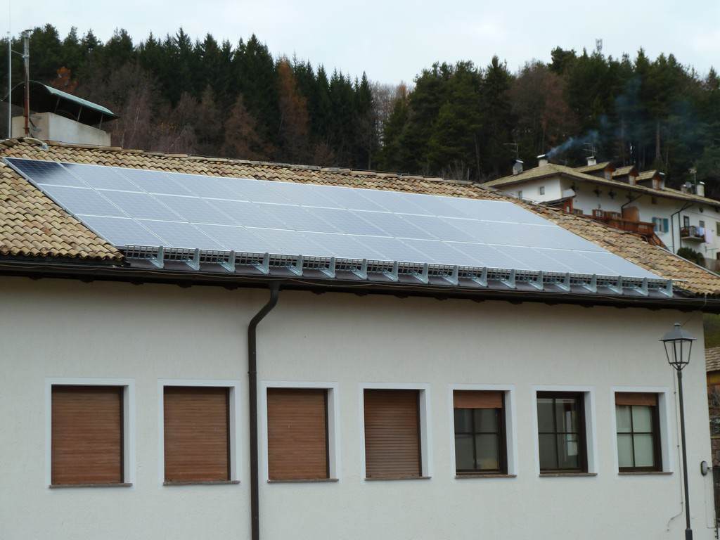 Traufkantenschneeschutz für Photovoltaik - Montage im Traufbereich