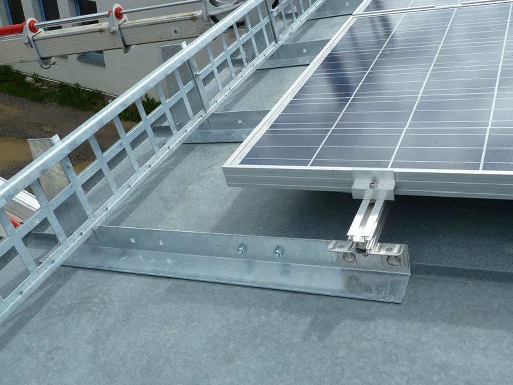Sistema paraneve per fotovoltaico con alto carico per sistemi fotovoltaico su tetti inclinati installazione nella zona gronda